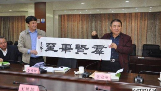 《作家報(bào)》總編張富英向家鄉(xiāng)陽(yáng)信捐贈(zèng)文學(xué)書(shū)籍