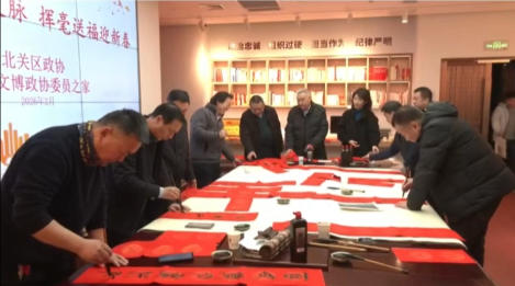 中大視界文化傳媒產(chǎn)業(yè)（北京）有限公司董事會主席、中研文化藝術(shù)工作委員會主席林臏在中國文字博物館義寫春聯(lián)送祝?；顒咏邮馨碴栯娨暸_記者采訪