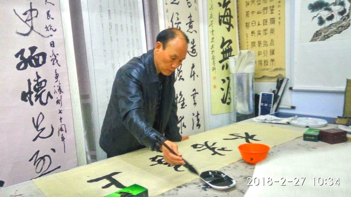 安陽市文聯(lián)主席、書協(xié)主席李建學(xué)、代表書協(xié)親切慰問老藝術(shù)家