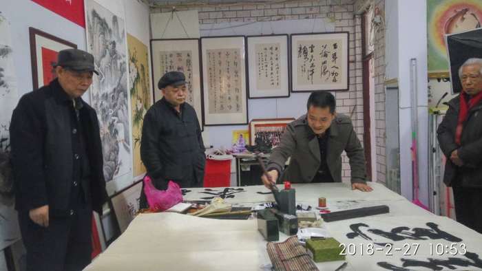 安陽市文聯(lián)主席、書協(xié)主席李建學(xué)、代表書協(xié)親切慰問老藝術(shù)家