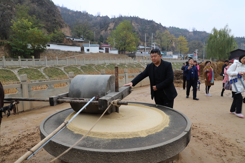 CCTⅤ欄目運營總監(jiān)劉嘉有，帶隊紅色經(jīng)典輕騎兵藝術團延安行