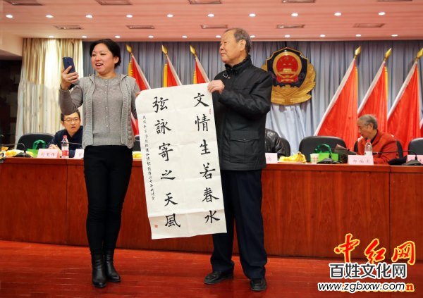 著名軍旅詩(shī)人殷德江詩(shī)歌創(chuàng)作60年作品研討會(huì)在京召開(kāi)——德性光耀大地昭齊魯子弟文品，江河情激浪花揚(yáng)軍旅老兵詩(shī)才（組圖）