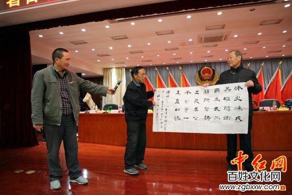 著名軍旅詩(shī)人殷德江詩(shī)歌創(chuàng)作60年作品研討會(huì)在京召開(kāi)——德性光耀大地昭齊魯子弟文品，江河情激浪花揚(yáng)軍旅老兵詩(shī)才（組圖）