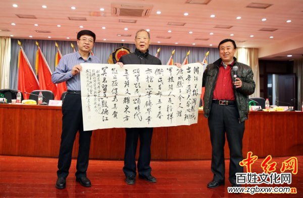 著名軍旅詩(shī)人殷德江詩(shī)歌創(chuàng)作60年作品研討會(huì)在京召開(kāi)——德性光耀大地昭齊魯子弟文品，江河情激浪花揚(yáng)軍旅老兵詩(shī)才（組圖）