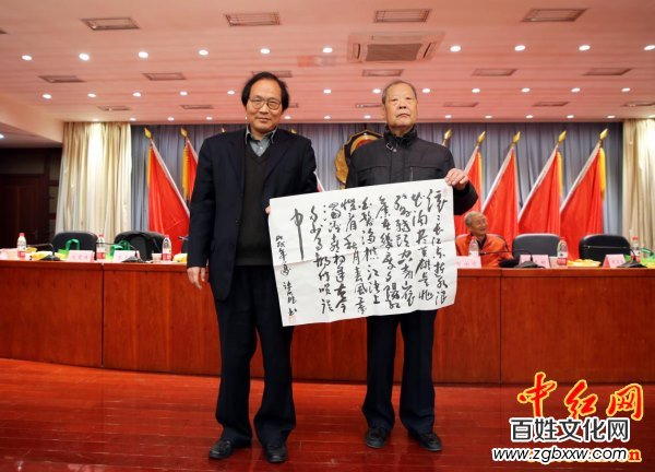 著名軍旅詩(shī)人殷德江詩(shī)歌創(chuàng)作60年作品研討會(huì)在京召開(kāi)——德性光耀大地昭齊魯子弟文品，江河情激浪花揚(yáng)軍旅老兵詩(shī)才（組圖）