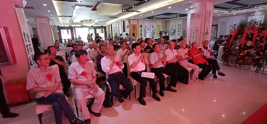 安陽老年書畫研究會文峰區(qū)分會成立暨慶祝建國七十周年書畫展隆重舉行