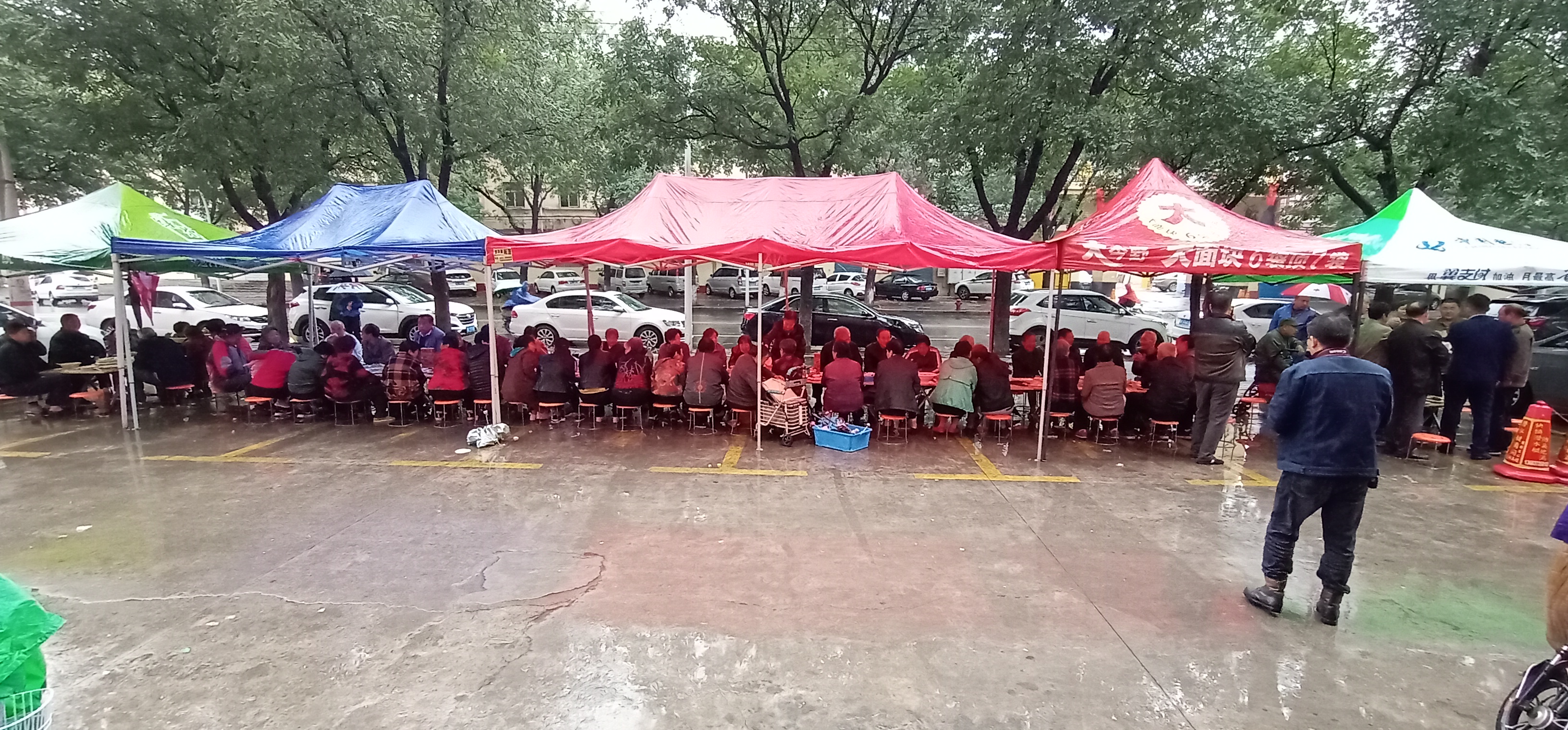 百余老人享用“愛(ài)心午餐”