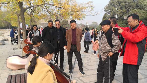 媒企“牽手”共慶第二十個中國記者節(jié) ——記者采風(fēng)團(tuán)走進(jìn)邯鄲市肥鄉(xiāng)區(qū)叢臺酒苑