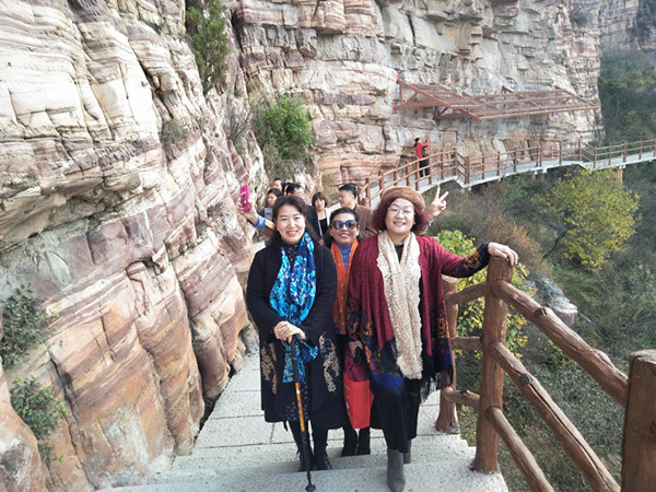 媒企“牽手”共慶第二十個中國記者節(jié) ——記者采風(fēng)團(tuán)走進(jìn)邯鄲市肥鄉(xiāng)區(qū)叢臺酒苑