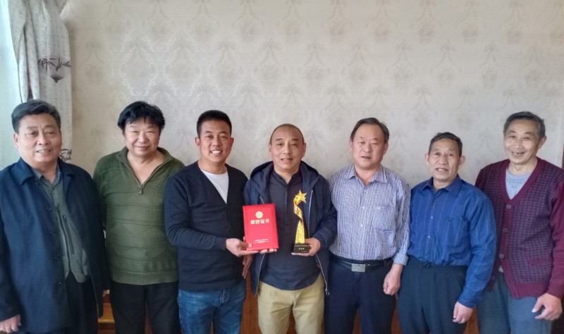 中華現(xiàn)代文學(xué)藝術(shù)促進(jìn)會(huì)執(zhí)行主席林臏為第二屆中國(guó)當(dāng)代實(shí)力派書畫名家張志剛頒獎(jiǎng)