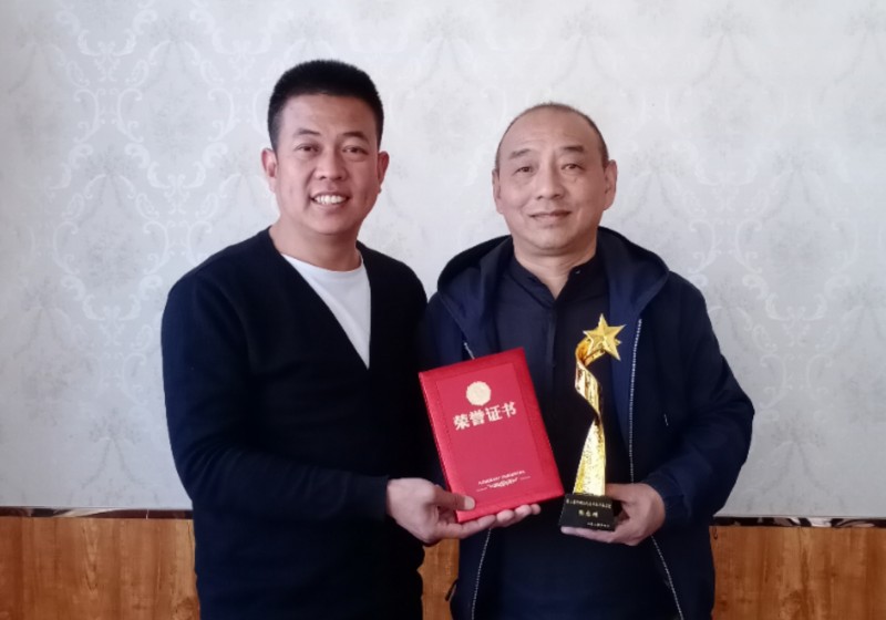 中華現(xiàn)代文學(xué)藝術(shù)促進(jìn)會(huì)執(zhí)行主席林臏為第二屆中國(guó)當(dāng)代實(shí)力派書畫名家張志剛頒獎(jiǎng)