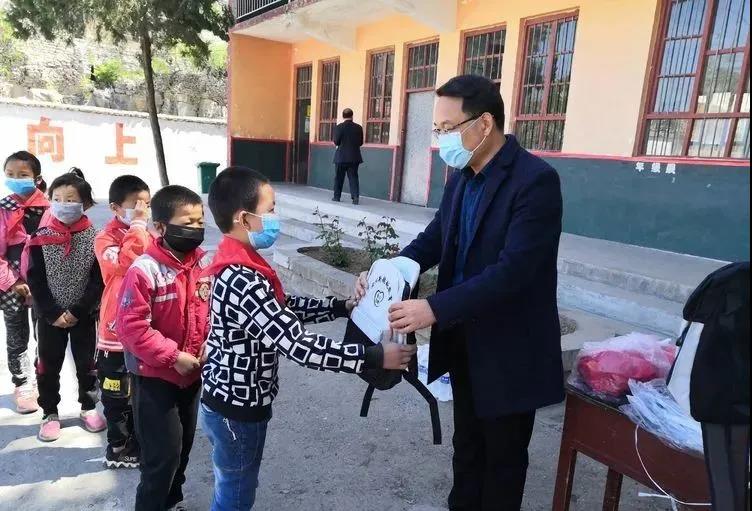 愛心助學(xué)  與愛同行——安陽(yáng)新超越教育赴林州市五龍鎮(zhèn)愛心捐贈(zèng)