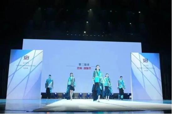 內(nèi)蒙古藝術(shù)學(xué)院設(shè)計(jì)學(xué)院成功舉辦2023屆畢業(yè)生服裝設(shè)計(jì)作品展演活動(dòng)