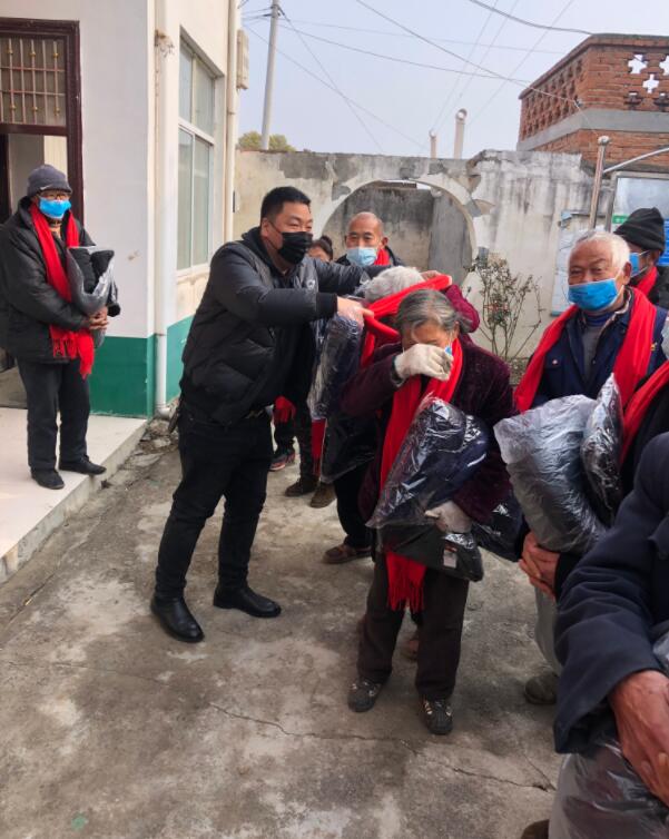 正念正心宗教學研究院執(zhí)行院長張磊為家鄉(xiāng)孤寡老人捐贈衣物生活物品 正念正心宗教學研究院執(zhí)行院長張磊為家鄉(xiāng)孤寡老人捐贈衣物生活物品