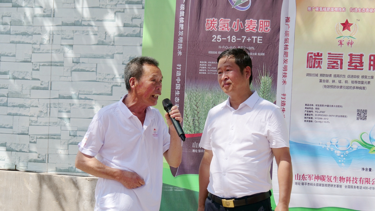 葡萄園里助農(nóng)忙——碳氫核肥碳氫葡萄現(xiàn)場觀摩會在福建福安象環(huán)村召開 葡萄園里助農(nóng)忙——碳氫核肥碳氫葡萄現(xiàn)場觀摩會在福建福安象環(huán)村召開