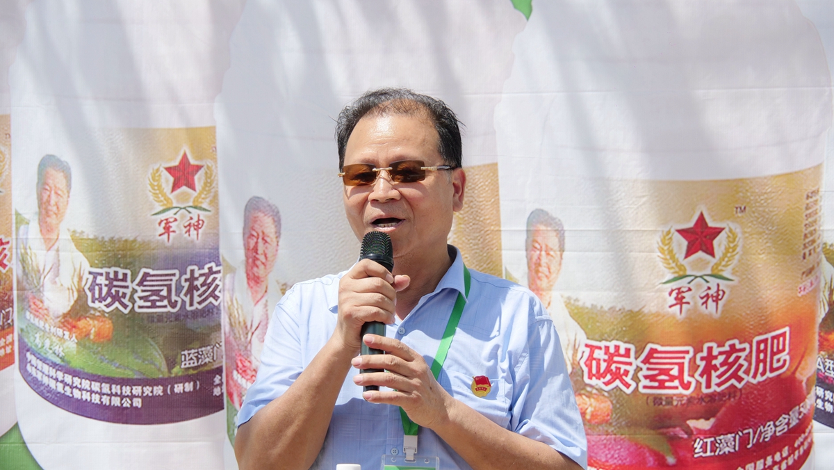 葡萄園里助農(nóng)忙——碳氫核肥碳氫葡萄現(xiàn)場觀摩會在福建福安象環(huán)村召開 葡萄園里助農(nóng)忙——碳氫核肥碳氫葡萄現(xiàn)場觀摩會在福建福安象環(huán)村召開