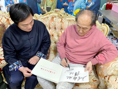 王余根在京與劉宇一等文化界名人進(jìn)行交流