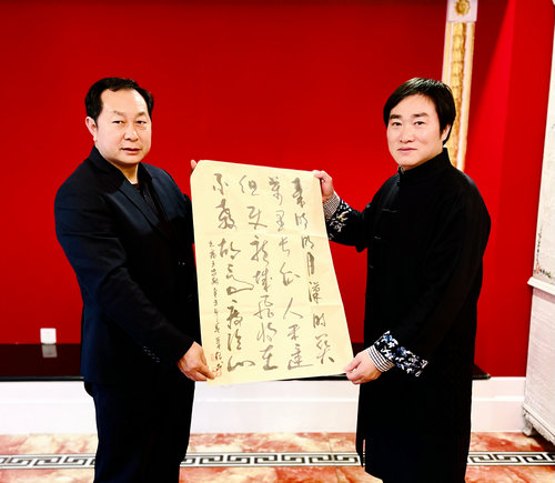 王余根在京與劉宇一等文化界名人進(jìn)行交流