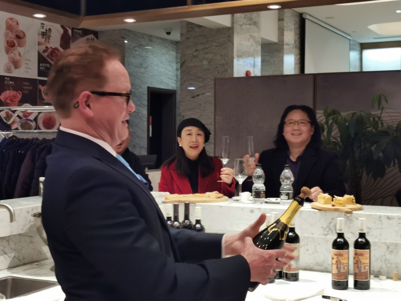 好萊塢中國打造“世界百強(qiáng)名人藝術(shù)家影像拍攝工程＂今天正式簽約