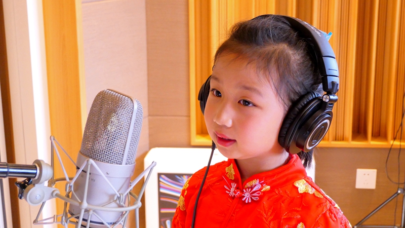 醉美童聲 唱響星辰大?！鮼喥脚畠黑w蕓熙演唱《摘星星的媽媽回來了》